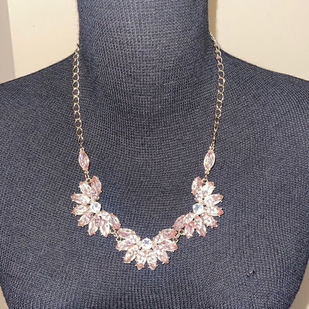 Gorgeous Charming Charlie pink crystal necklace
